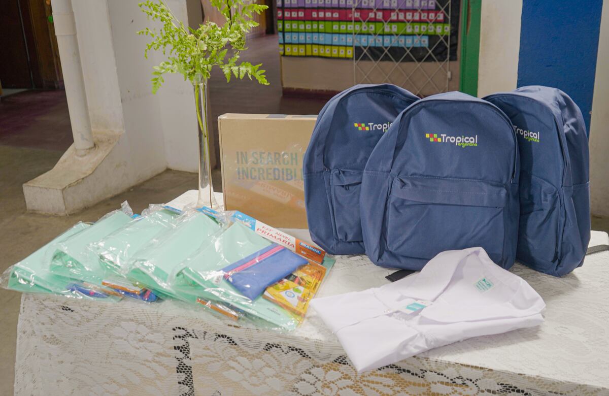 Fruteá Tu Escuela entrega kits escolares para los equipos ganadores. (Gentileza)