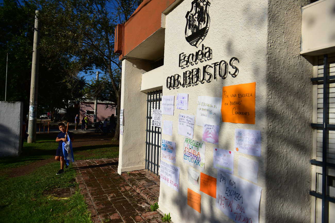 Los padres se sienten afligidos por la situación y señalan que la escuela es importante tanto por la educación como por la seguridad de los niños. (Nicolás Bravo / La Voz)