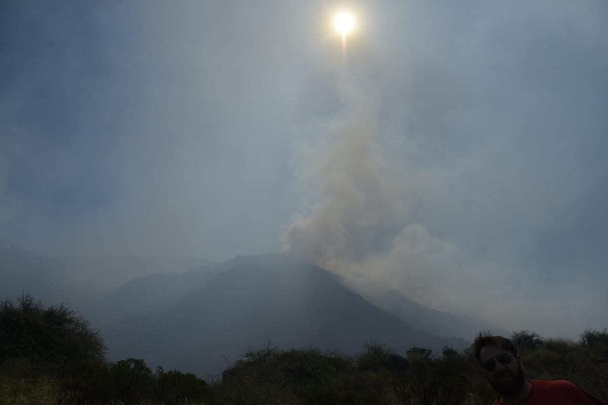 Incendio en Quebrada del Condorito, gran operativo terrestre y aéreo. (José Hernández / La Voz)
