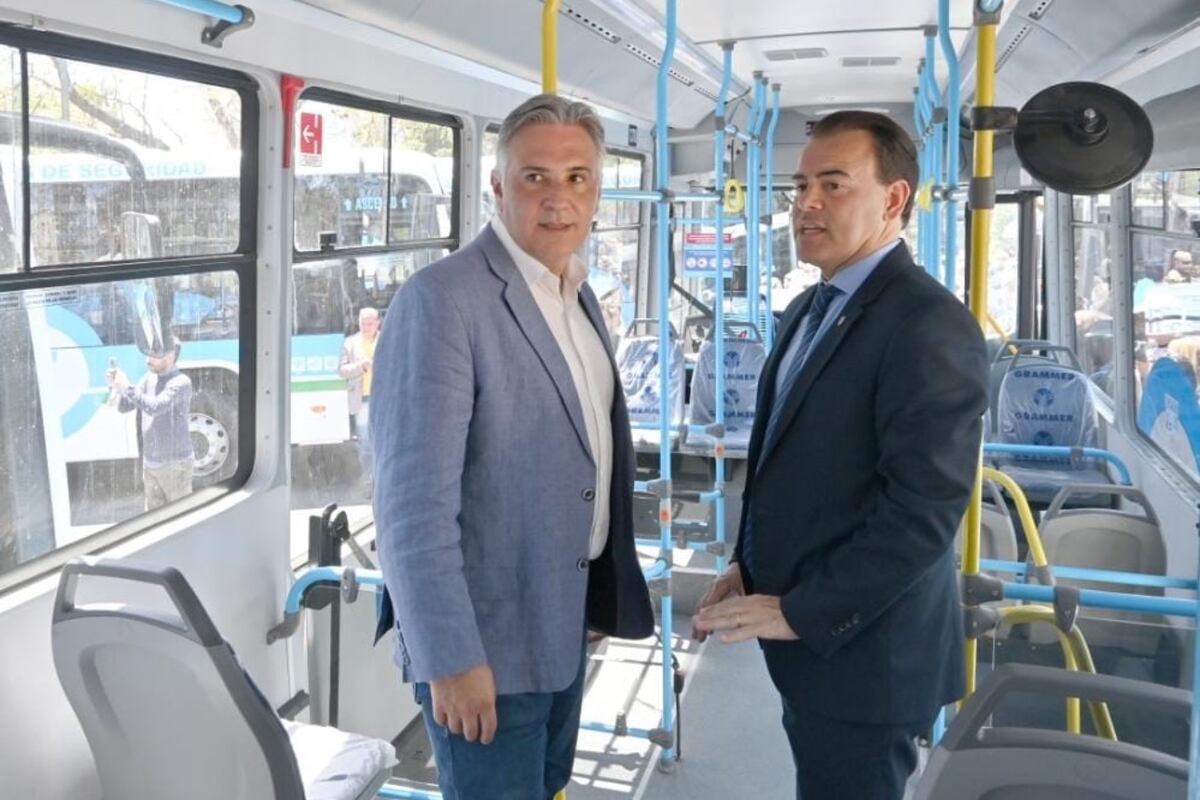 Córdoba. Llaryora junto a Rodio en un colectivo de la ciudad (La Voz/Archivo).