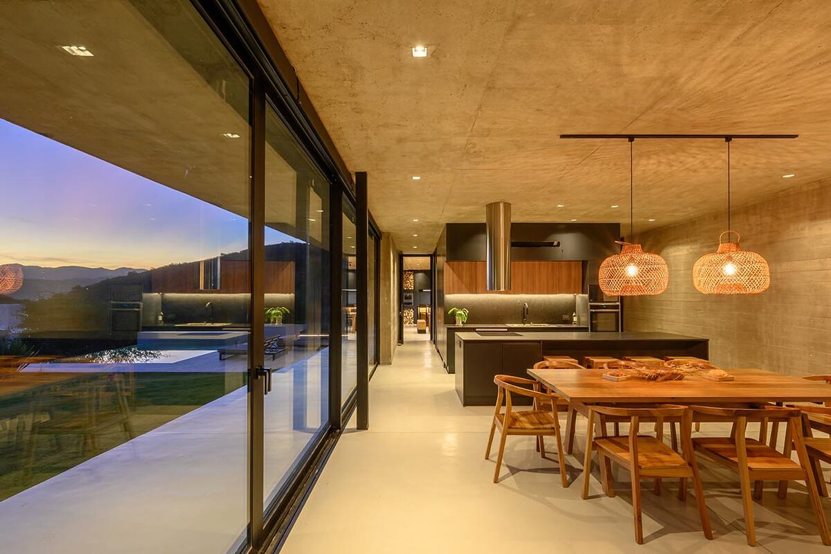 El cemento alisado es una buena opción para las edificaciones nuevas. Ayudan a la integración de interiores con exteriores (proyecto Casa CR, estudio Arpon Arquitectura).