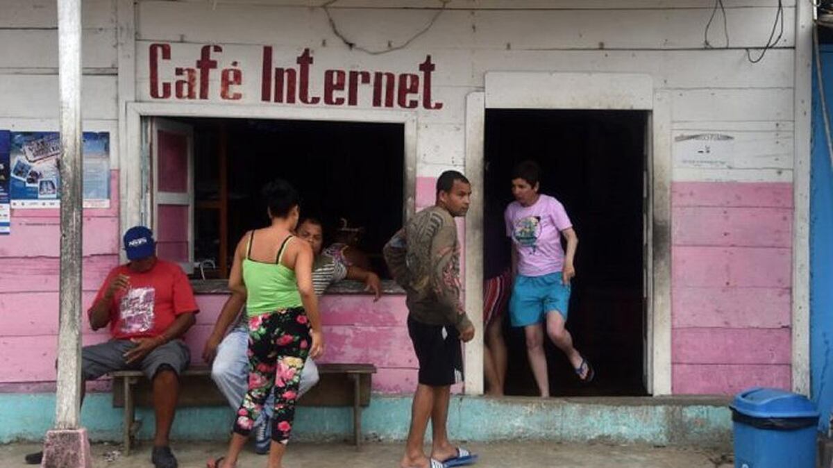 El tendido de un cable de fibra óptica desde Venezuela se tradujo
de 600 Joven Clubes de Computación y Electrónica y en cyber barriales (AP).