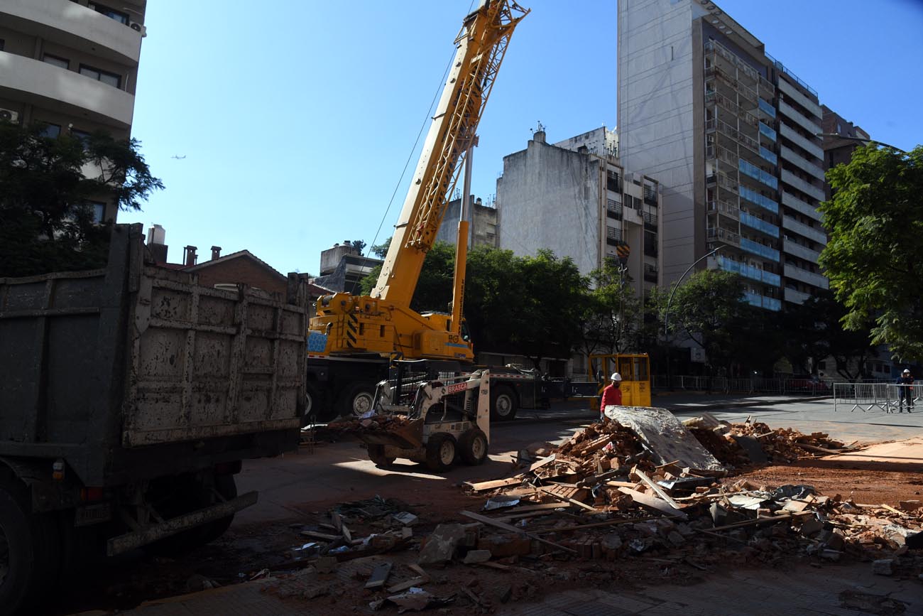 Esta semana se instaló una grúa móvil telescópica en plena Bv. San Juan. Ramiro Pereyra/La Voz