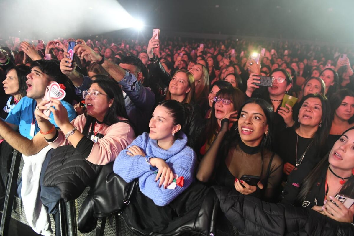 El público, incondicional con el cordobés, a quien le tiraron flores y una remera que terminó usando en la última parte del show. (Javier Ferreyra/La Voz).