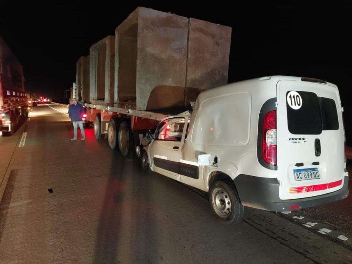 El impacto, en junio pasado, en la autopista. Leonel sobrevivió al impacto. (Foto Policía)