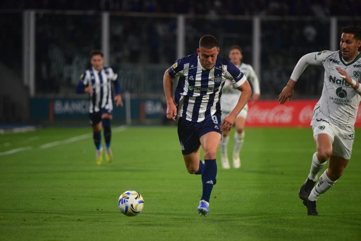 Federico Girotti con la pelota ante Sarmiento. (La Voz).