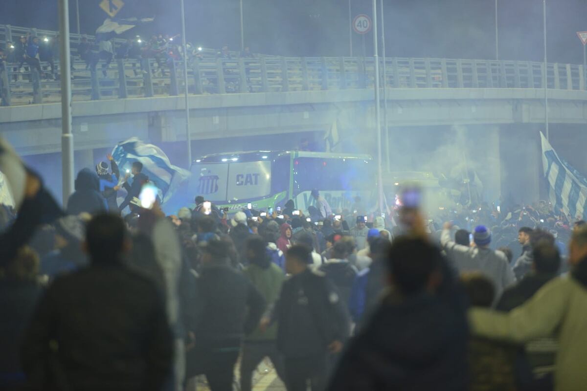 La hinchada de Talleres en el Kempes para recibir al plantel. (Facundo Luque y Javier Ferreyra)