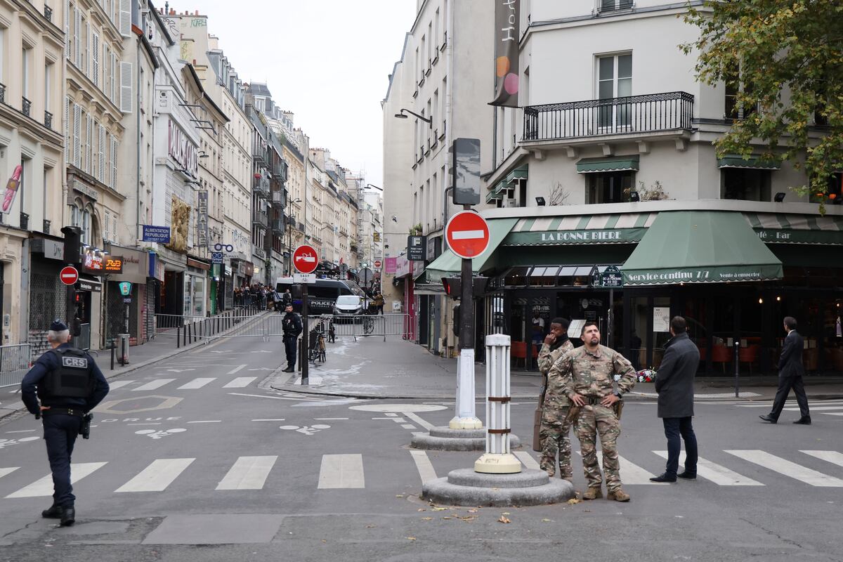Policías y soldados acordonaron la zona para la llegada del presidente francés Emmanuel Macron antes de un homenaje a las víctimas de los atentados terroristas. (Foto de Ludovic Marin, Pool vía AP)