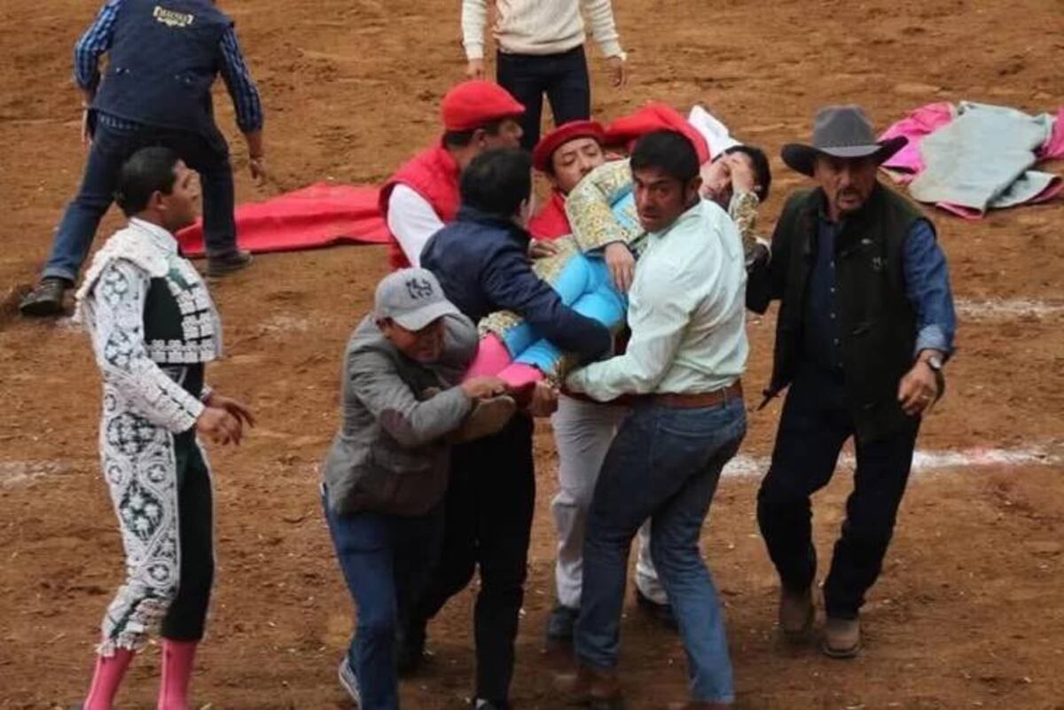 El torero Emilio Macías sufrió una cornada brutal mientras intentaba una estocada final en Tlaxcala, México.