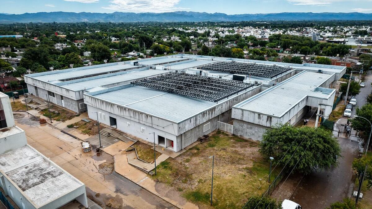 Llaryora visitó la obra del nuevo Hospital del Noroeste.