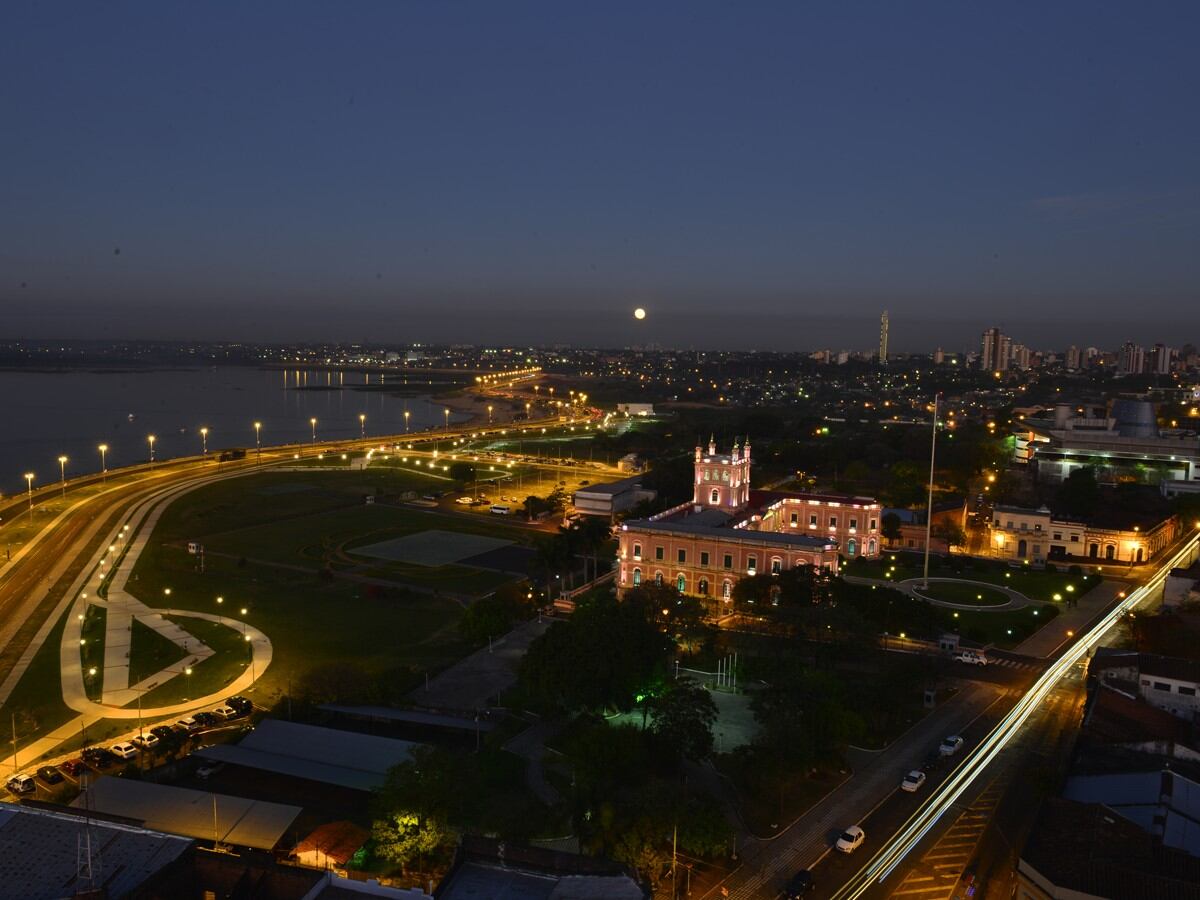 Costa y luna llena. Cae el sol y las calles de Paraguay se iluminan para que la aventura no termine con el día. (Gentileza: Visit Paraguay)