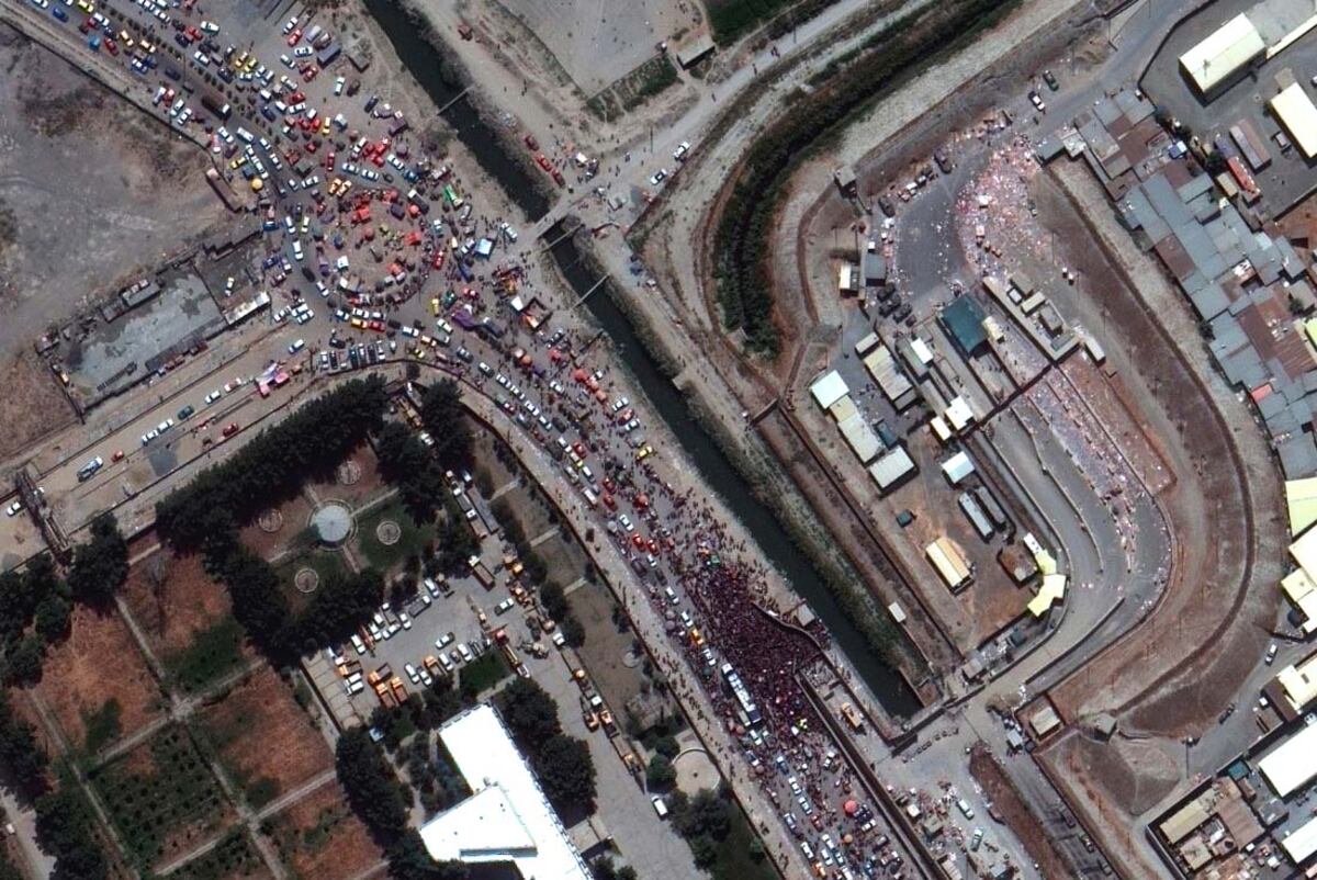 Foto satelital. Una multitud espera afuera del aeropuerto internacional de Kabul en medio de las evacuaciones. (AP)