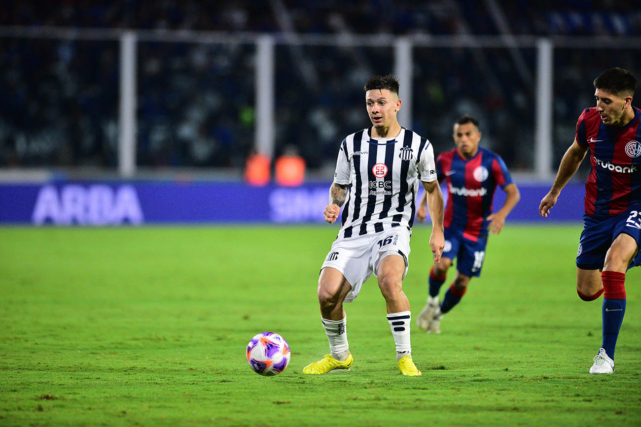 Talleres empató sin goles frente a San Lorenzo en el Kempes, por Liga Profesional. Ese día Garro jugó de doble cinco como ante Banfield. Fue un rato. No más. (Ramiro Pereyra / La Voz)