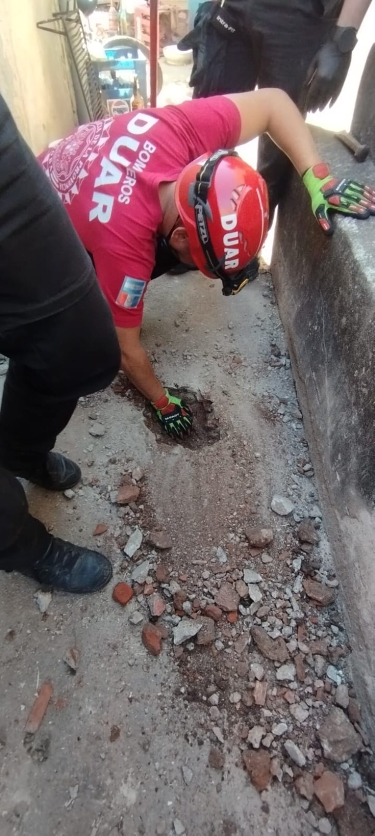 Salvaron la vida de un cachorro que estaba atrapado en un desagüe (Policía de Córdoba)