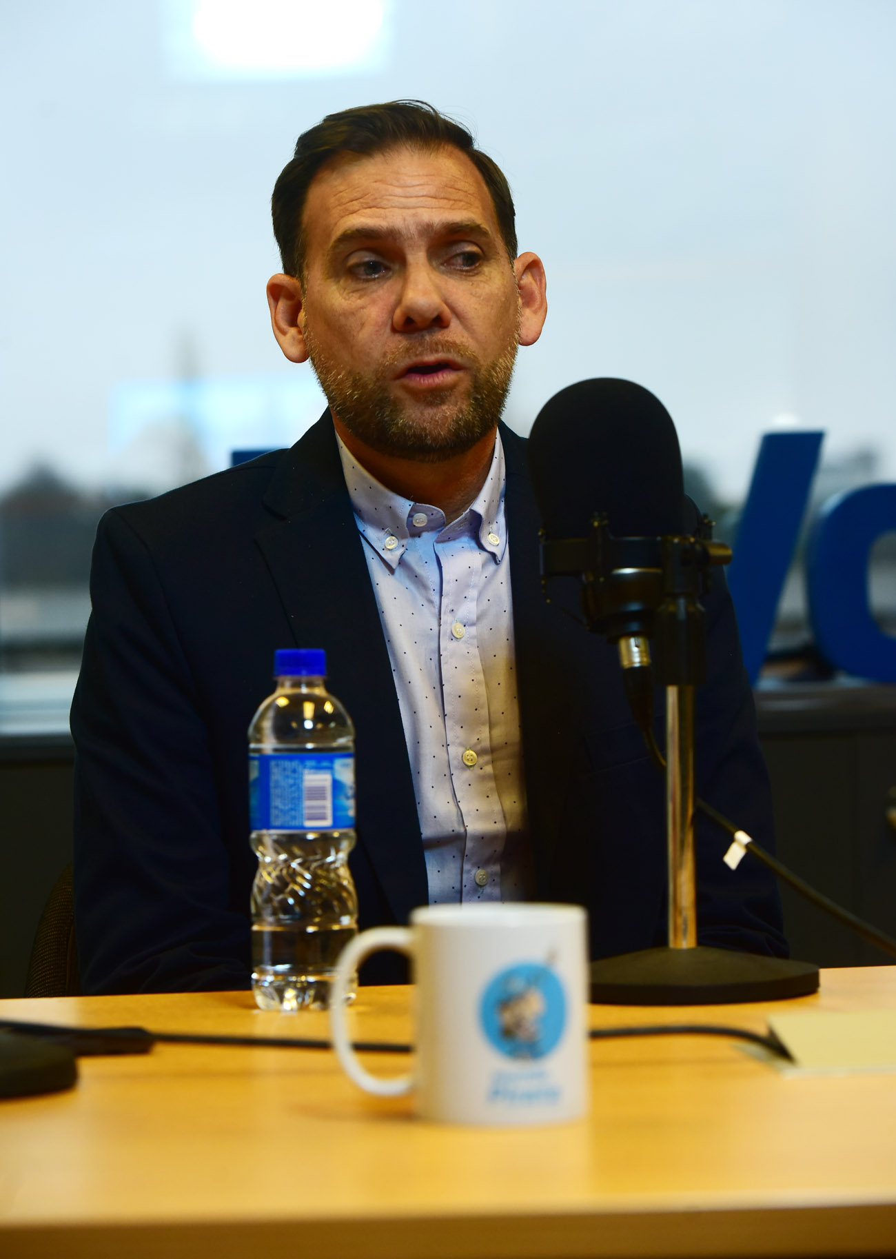 Claudio Giomi, secretario, y Marcelo Carranza, vicepresidente del Club Belgrano, en el podcast Mundo Pirata de La Voz. (Nicolás Bravo / La Voz)