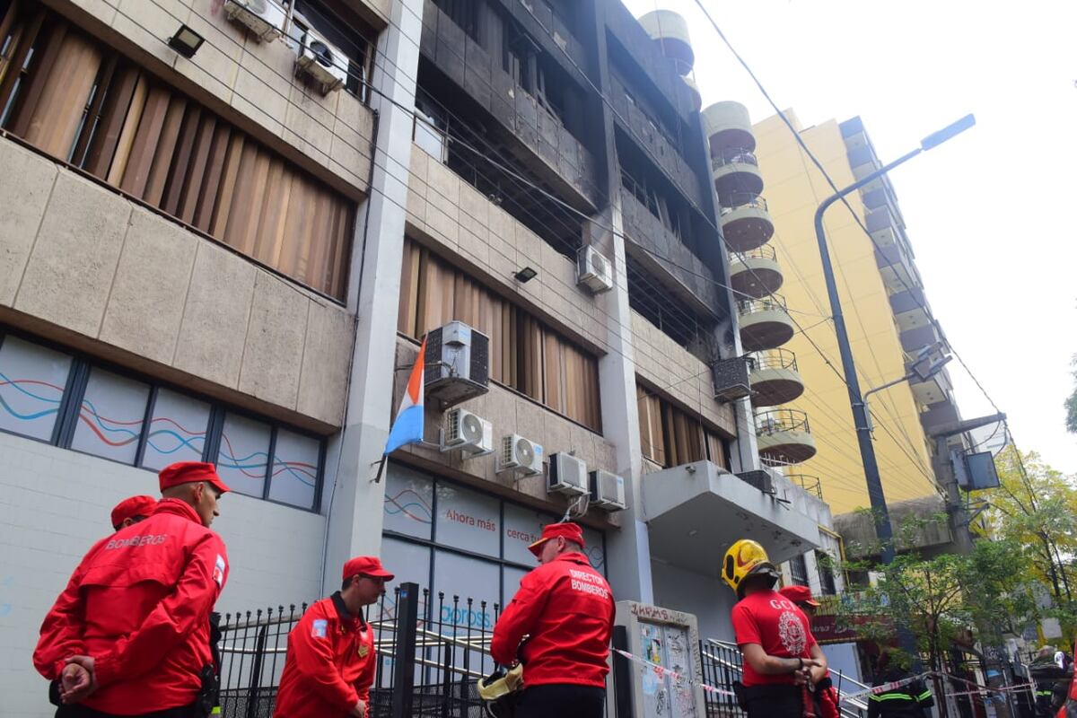 Así quedó el edificio tras el incendio. (La Voz/José Gabriel Hernández)