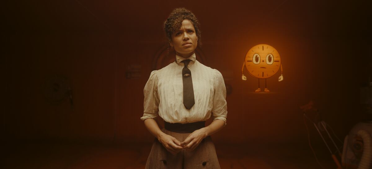 Miss Minutes con Gugu Mbatha-Raw como la jueza Renslayer en la segunda tempora de Loki (Foto: Prensa Disney)