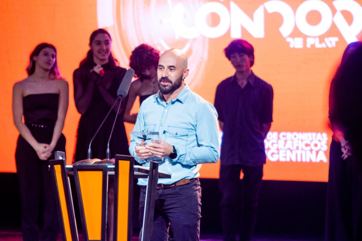Lucas Combina, director de "Un crimen argentino", recibiendo su galardón en los premios Cóndor de Plata.