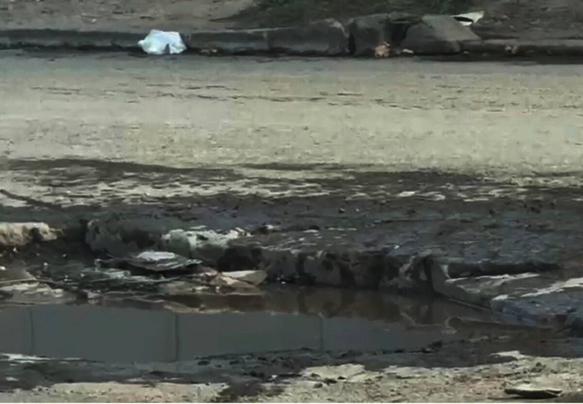 Baches en bulevar de Los Polacos.