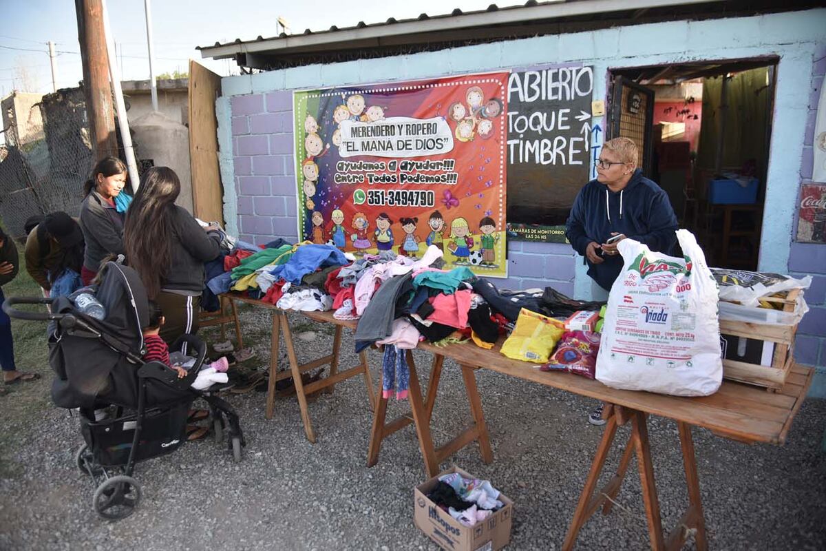 Las personas no solo buscan comida sino también ropa y calzados. (Facundo Luque / La Voz)