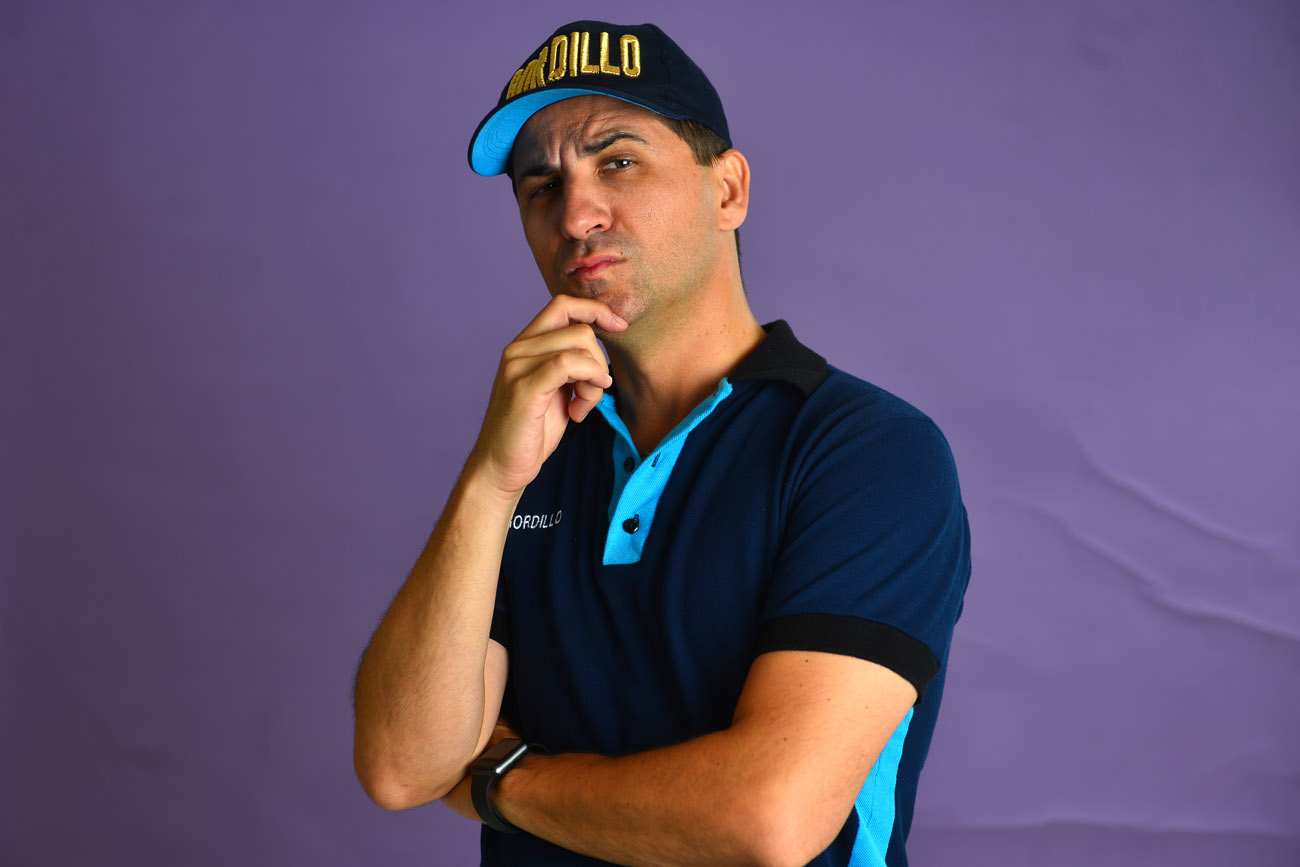 Miguel Martín, actor, comediante, encarnando a su personaje, el Oficial Gordillo. (Nicolás Bravo / La Voz)