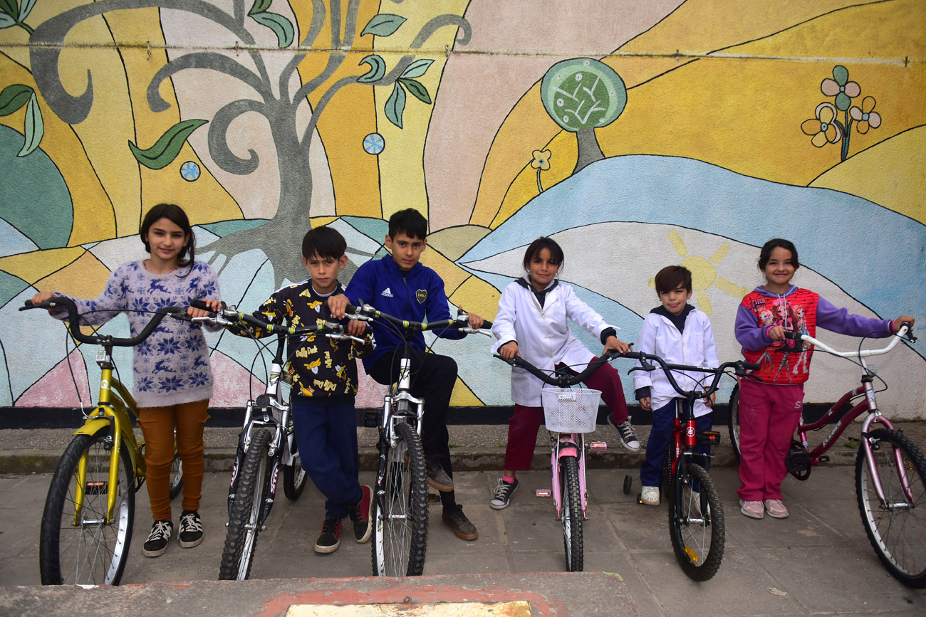 Alumnos de la escuela Cornelio Saavedra de barrio Villa Posse reciben una donación de bicicletas usadas y reparadas para su uso.  (Nicolás Bravo / La Voz)