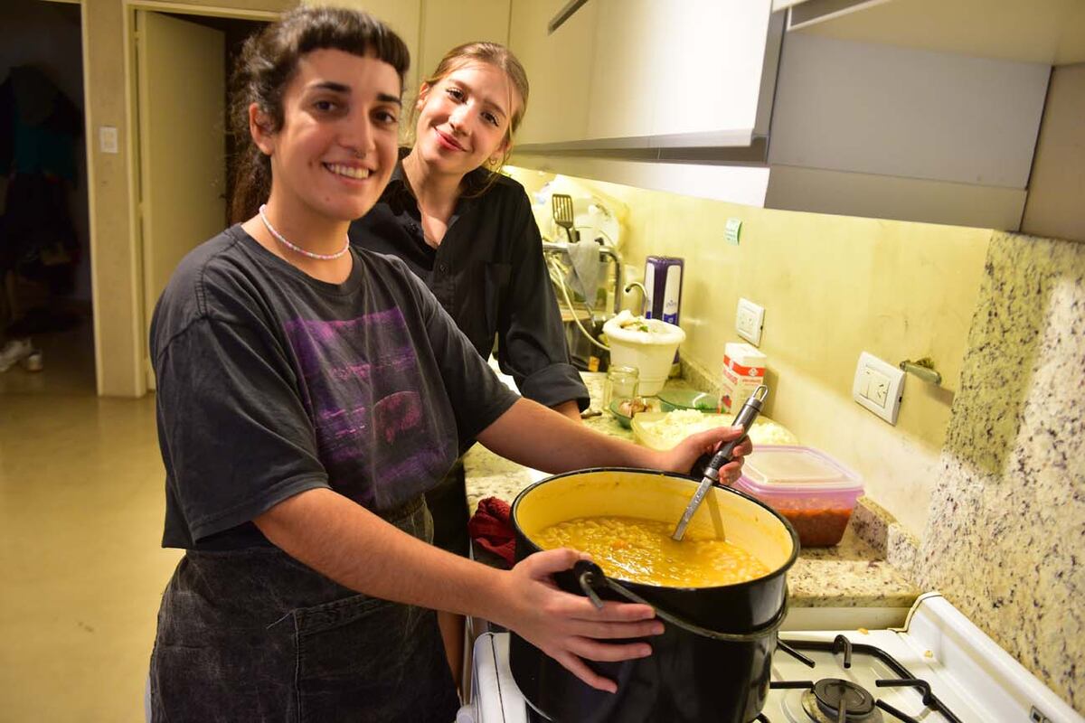 Este año, su amiga Ángeles Torres Mujica, ayudó a Nina a preparar el locro vegano para este 1° de mayo (José Hernández / La Voz)