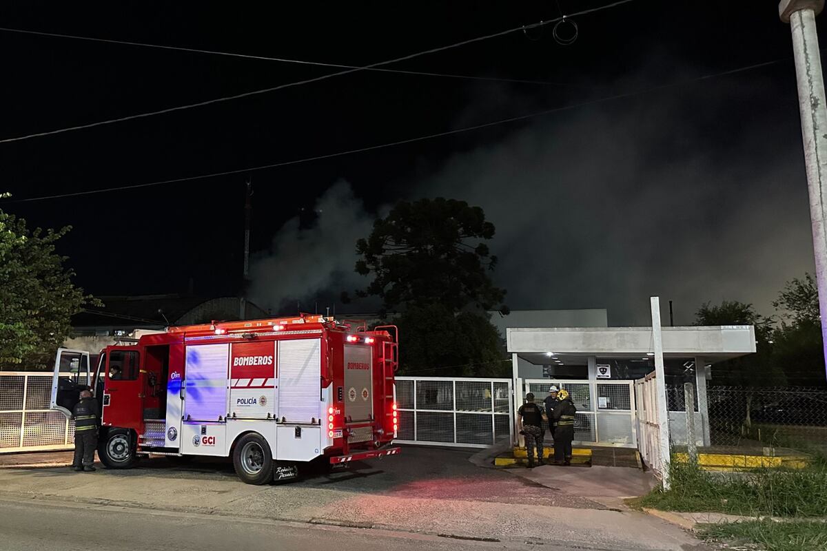 Incendio en la Planta de Fundición de Aluminio: precaución en el puente de avenida La Voz del Interior. (La Voz)