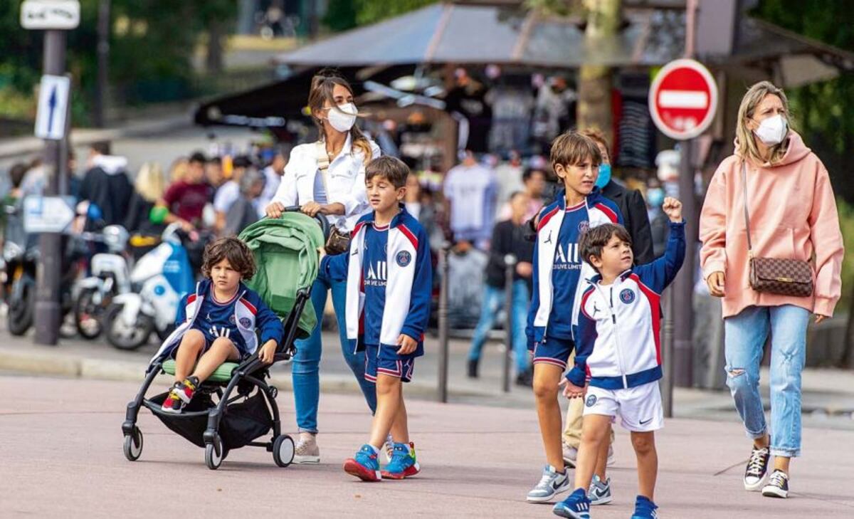 Antonela con sus hijos y un amiguito
