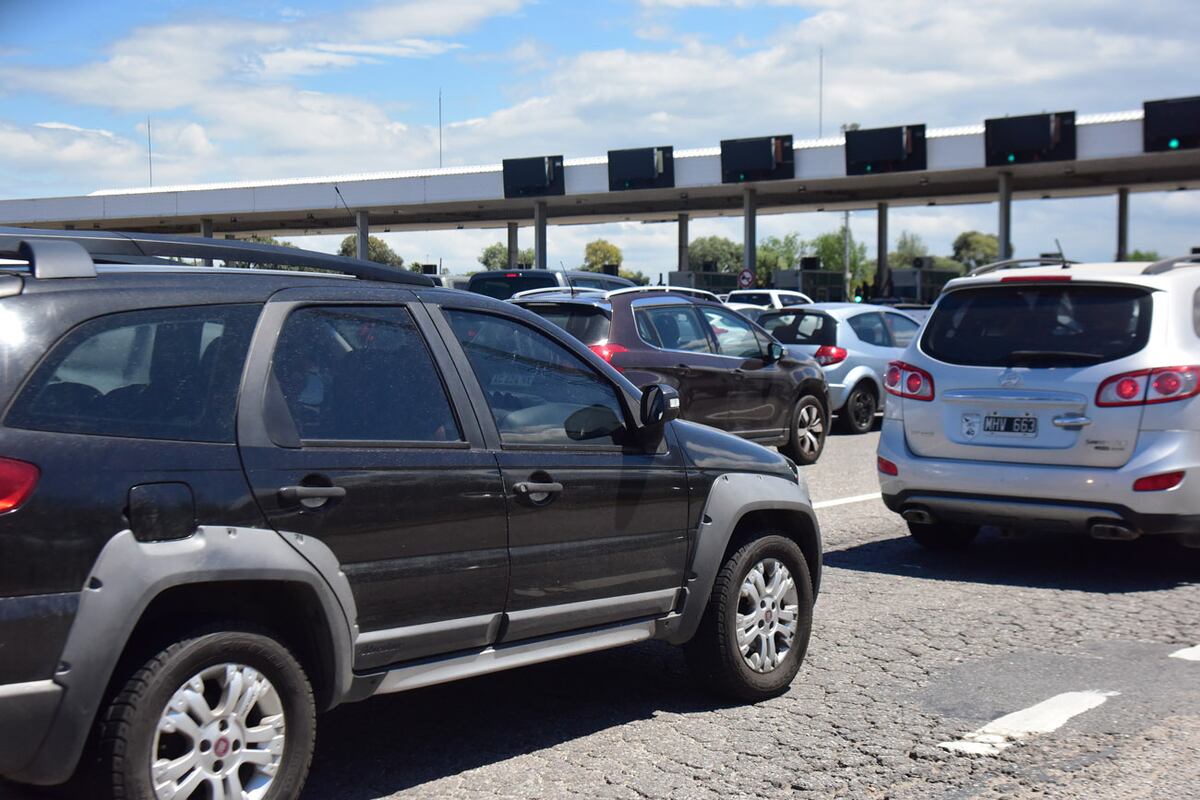 Congestión vehicular en la autopista Córdoba - Carlos Paz, a la altura del peaje y antes del ingreso a Variante Costa Azul. (Jorge Peñaranda / La Voz)