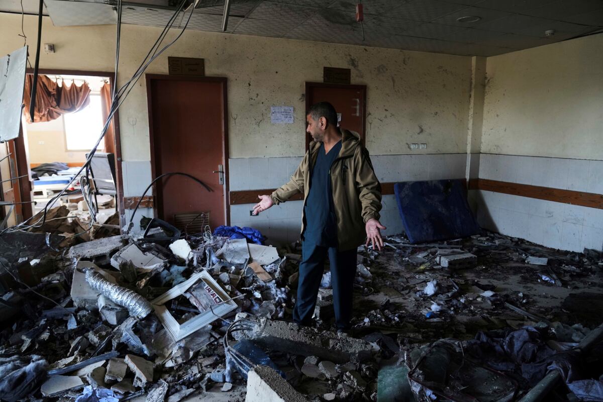 El director del Departamento de Hospitales de Campaña en Gaza observa la destrucción dentro del edificio quirúrgico del Hospital Nasser tras el ataque aéreo israelí. (AP / Abdel Kareem Hana)
