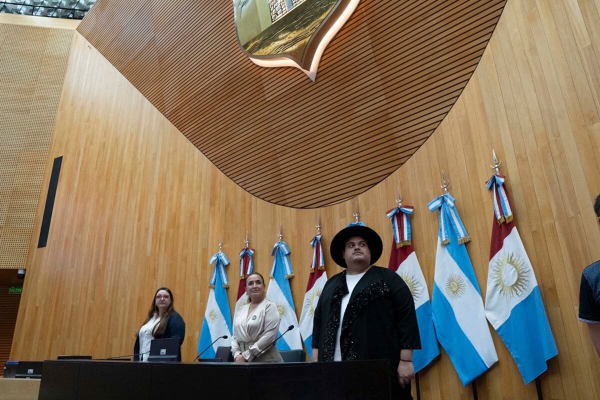 Myrian Prunotto presidió el Primer Parlamento de la Diversidad. A sus costados la legisladora Viviana Martoccia y el director de Diversidad, F. Bonino.