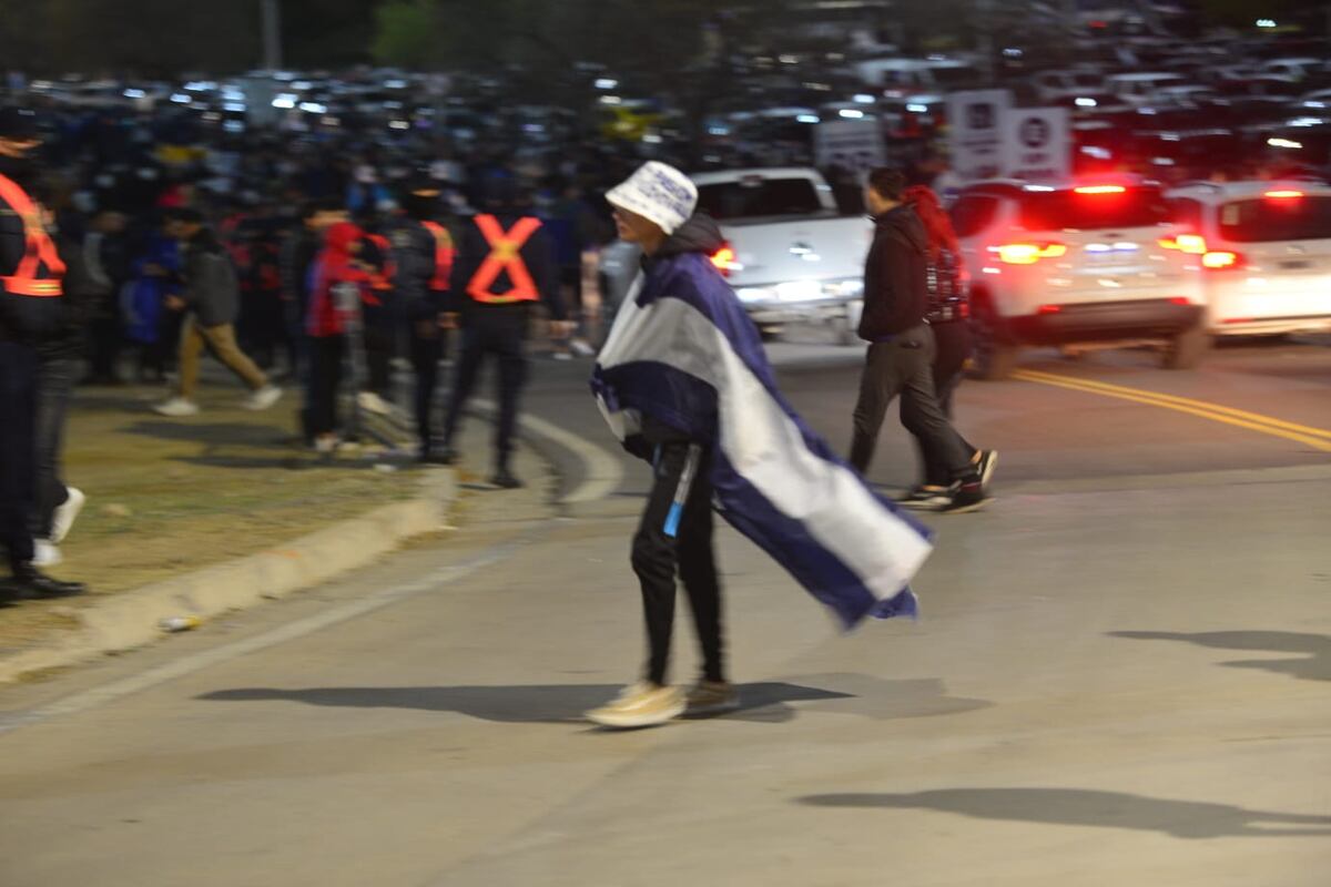 La hinchada de Talleres en el Kempes para recibir al plantel. (Facundo Luque y Javier Ferreyra)