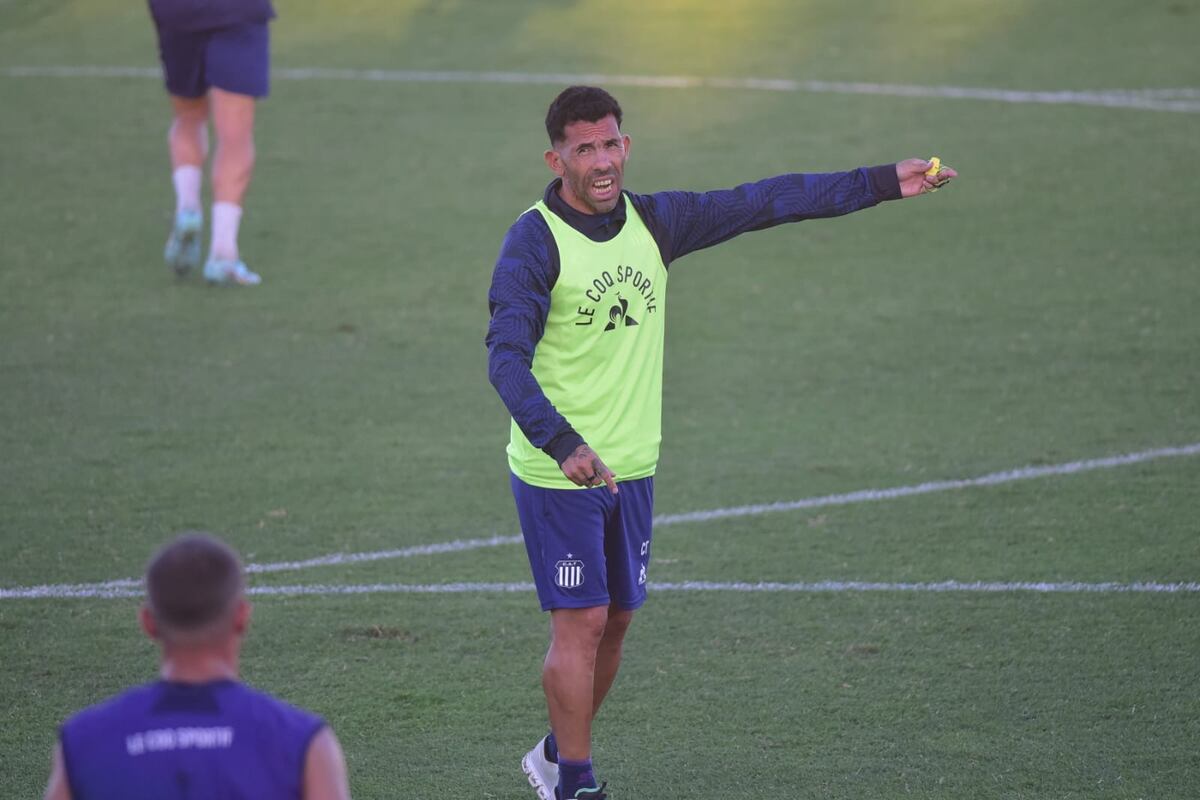 Talleres: el entrenamiento abierto reforzó el vínculo entre el plantel y su gente, en una tarde marcada por el viento y el aliento constante. (Javier Ferreyra / La Voz)