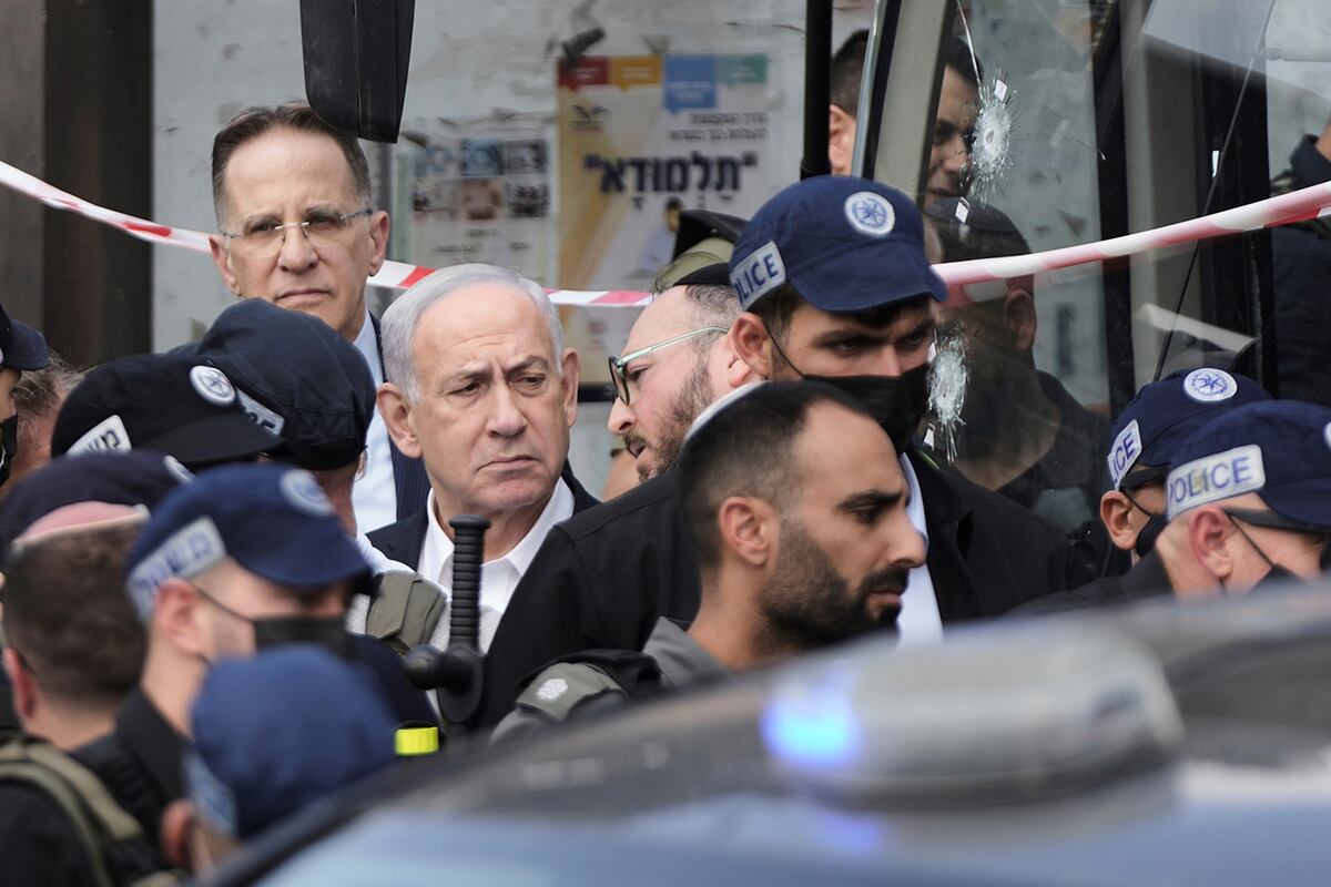 El primer ministro israelí, Benjamin Netanyahu, visita el lugar de un ataque a tiros perpetrado por dos palestinos armados, en el que murieron varias personas y otras resultaron heridas en una parada de autobús en Jerusalén, el lunes 8 de septiembre de 2025. (Foto AP/Mahmoud Illean)