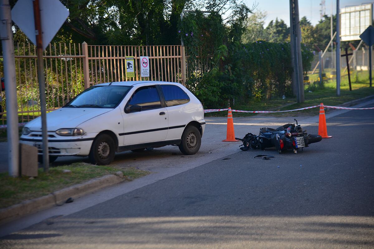 Córdoba. Un motociclista, aparentemente borracho, embistió a un empleado de correo. (Pedro Castillo / La Voz)