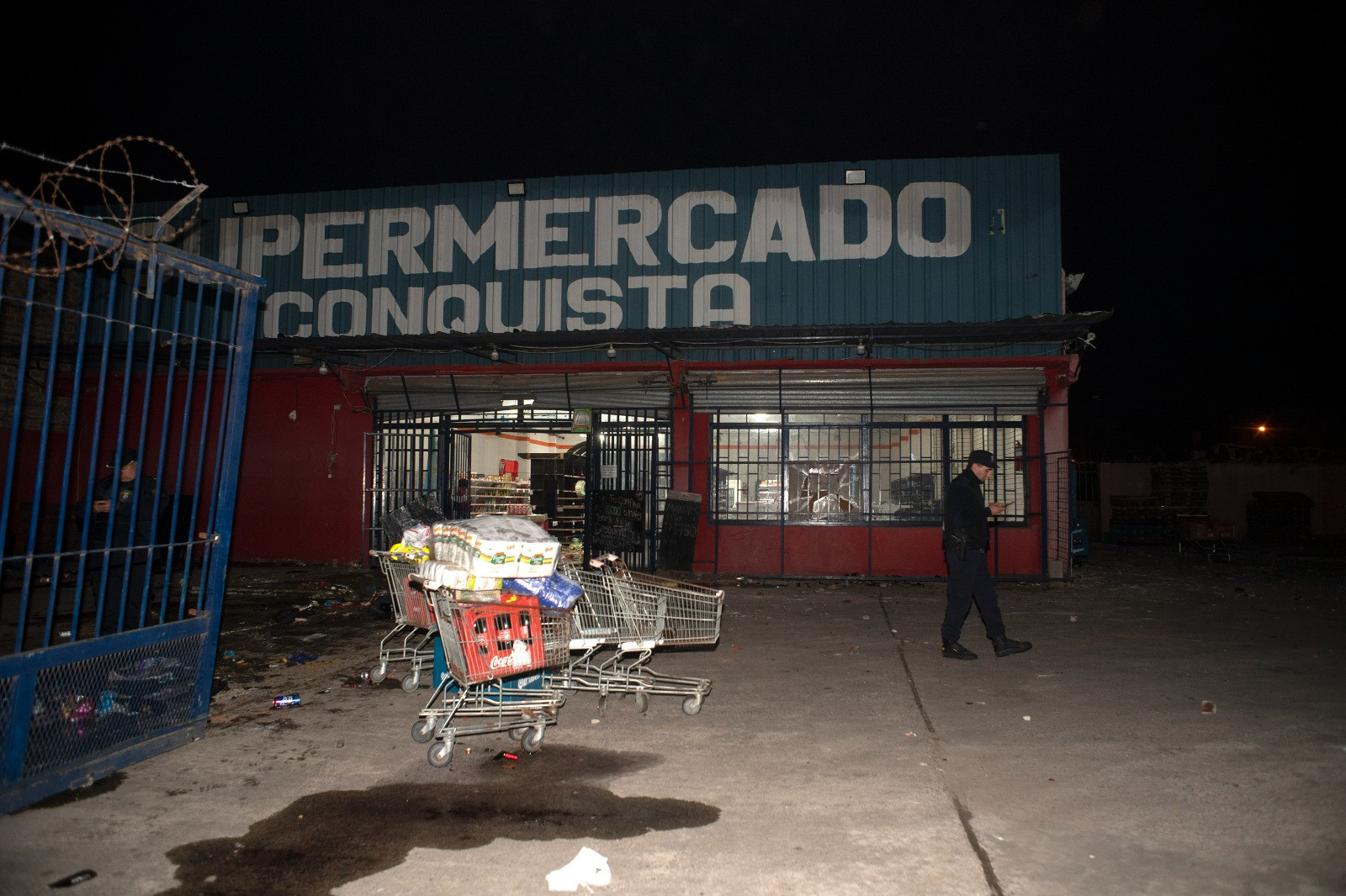 Saqueo en un supermercado de Moreno, provincia de Buenos Aires. (Gentileza Clarín)