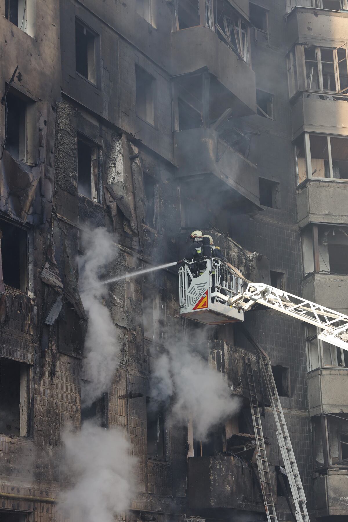 Los equipos de rescate extinguieron un incendio en un edificio residencial dañado por un ataque ruso en Ternópil, Ucrania, el miércoles 19 de noviembre de 2025. (Foto AP/Rostyslav Kovalchuk)