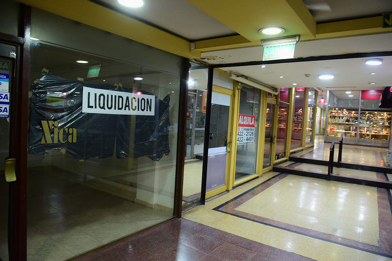 Crisis. Negocios, comercios y locales comerciales cerrados en el centro de la ciudad de Córdoba. (José Gabriel Hernández / La Voz)