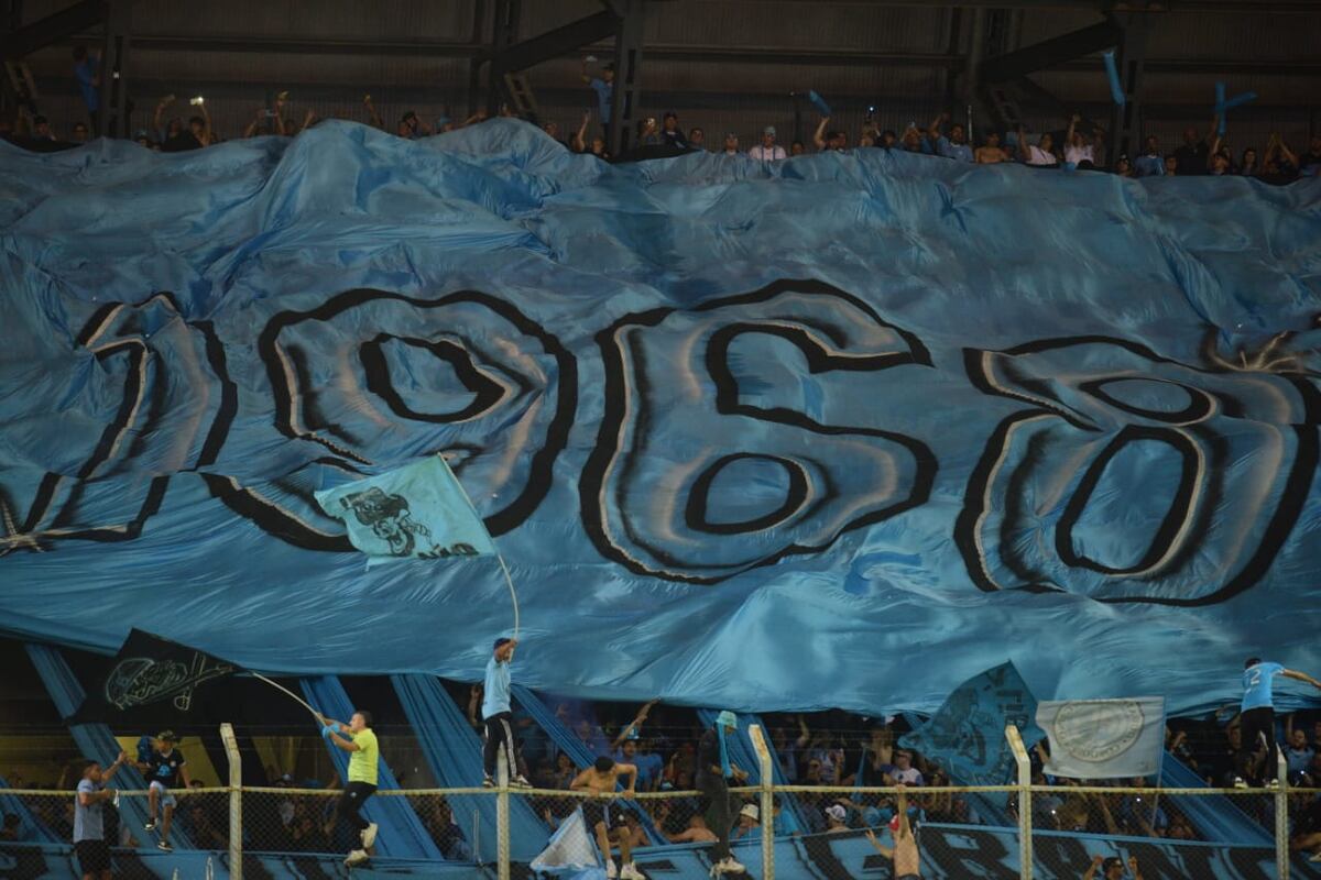 Banderazo de los hinchas de Belgrano en su partido de Copa Argentina en San Luís. (José Gabriel Hernández / La Voz).