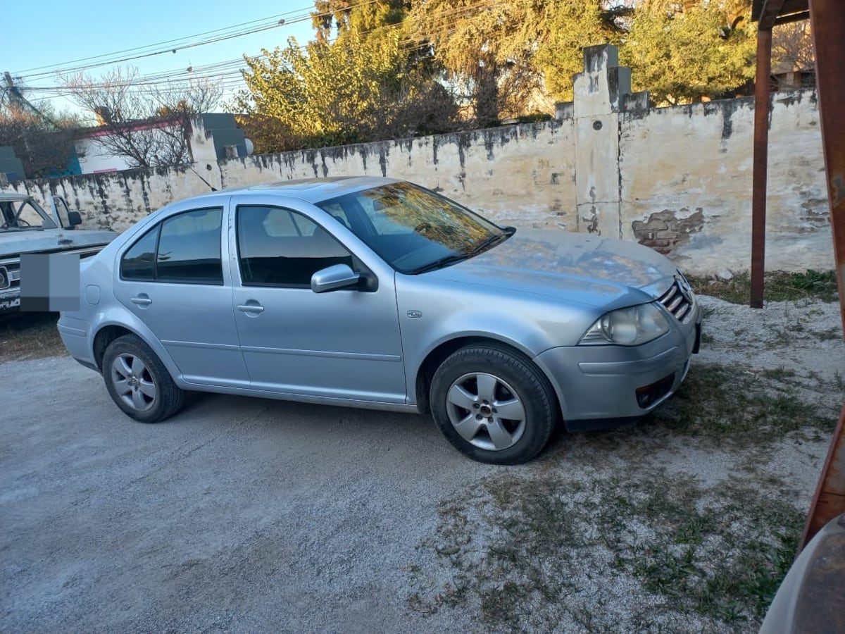 El VW que habría robado el sospechoso en San Agustín. Murió momentos después tras una persecución con uniformados. (Policía)