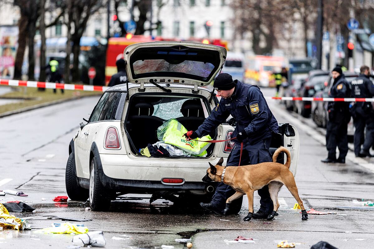 Los servicios de emergencia acuden al lugar de un accidente después de que un conductor atropellara a un grupo de personas en Múnich, Alemania, el jueves 13 de febrero de 2025. (Matthias Balk/dpa vía AP)