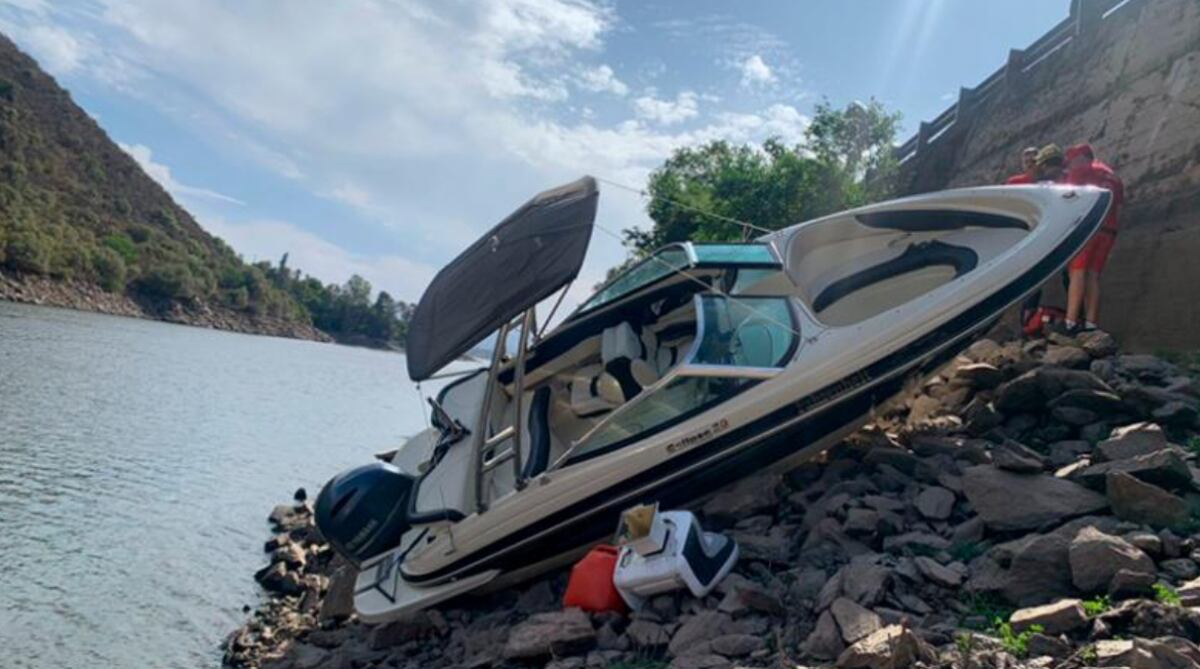 La impactante imagen de la lancha que quedó estrellada a la orilla del lago.