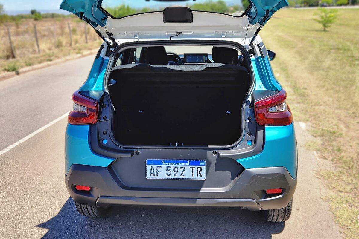 El baúl es modesto (315 litros), pero se encuentra en la media de los hatchbacks de su segmento. Cuenta con rueda de auxilio temporal.