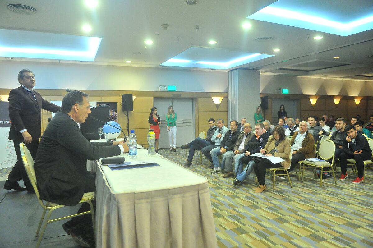 Miguel Russo en el Sexto Congreso Internacional de Fútbol que organizó Omar Verzellini en 2012.
