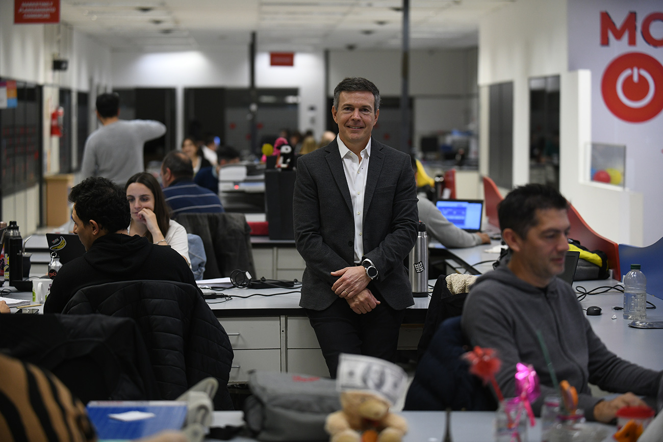 “Tenemos 3.100 empleados directos. A partir de la pandemia, escalamos el modelo de trabajo híbrido”, destaca Ramón Quagliata, CEO del Grupo Libertad, desde las oficinas centrales de la compañía ubicadas en Córdoba. (Ramiro Pereyra /La Voz)