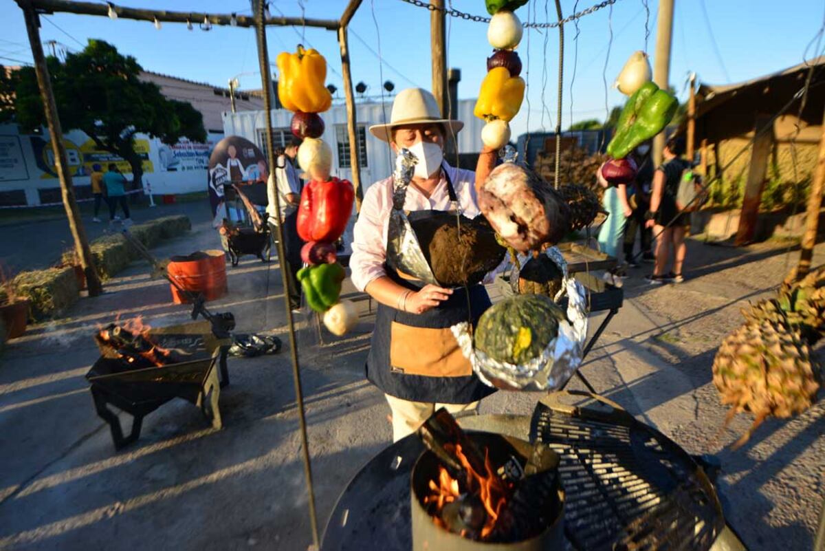 ID:6803085 Alejandra Casas prepara cabrito a la llama y otras especialidades de asado durante el festival de Doma y Folklore de Jesus Maria 9 enero 2022 foto Javier Ferreyra