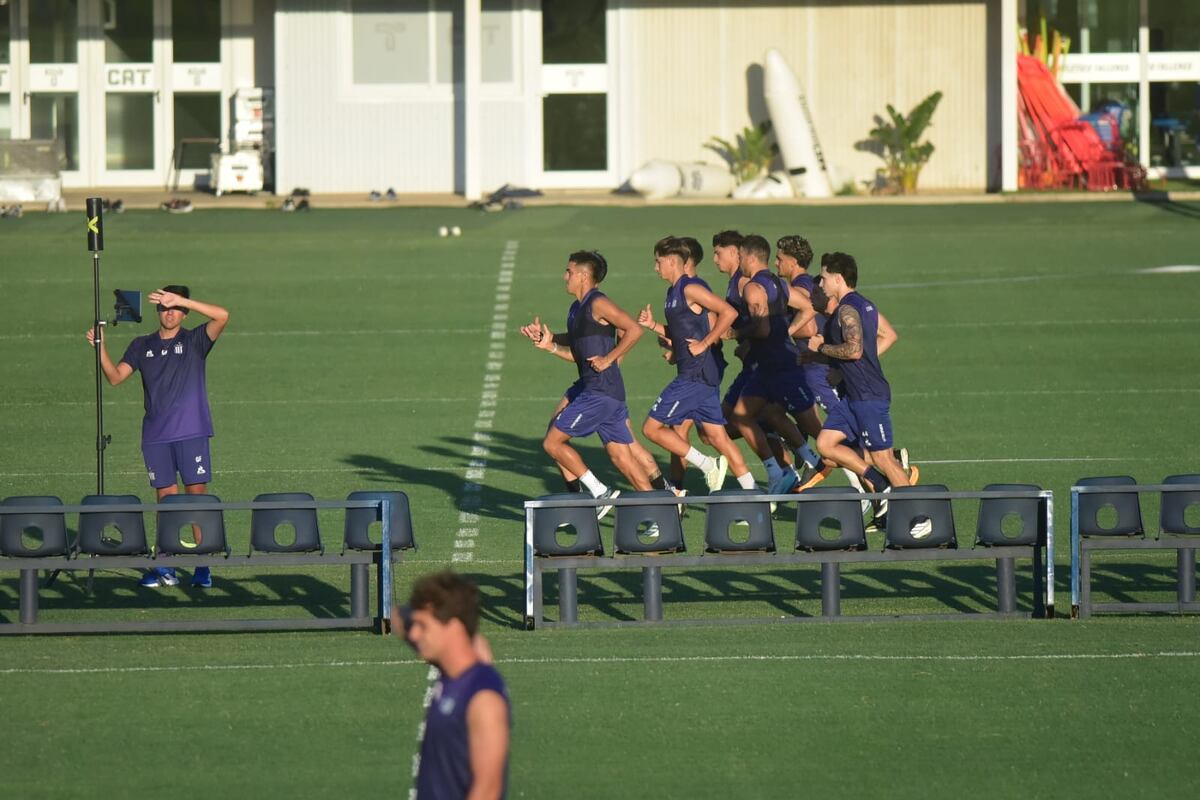 Talleres: el entrenamiento abierto reforzó el vínculo entre el plantel y su gente, en una tarde marcada por el viento y el aliento constante. (Javier Ferreyra / La Voz)