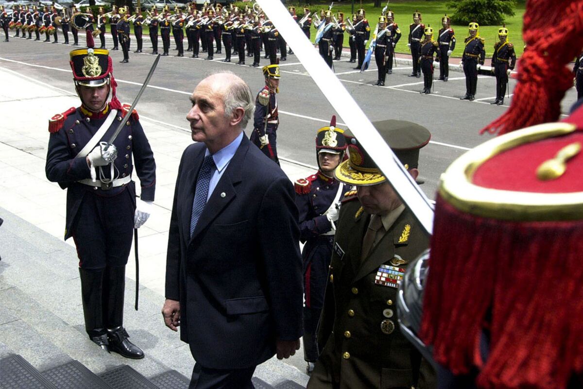 DYN20, BUENOS AIRES 20/11/01, EL PRESIDENTE FERNANDO DE LA RUA INGRESA ESTE MEDIODIA AL EDIFICIO LIBERTADOR PARA PARTICIPAR DE UN SEMINARIO DE ORIENTACION A LOS COMANDANTES Y JEFES DE UNIDADES. FOTO: DYN/PRESIDENCIA
