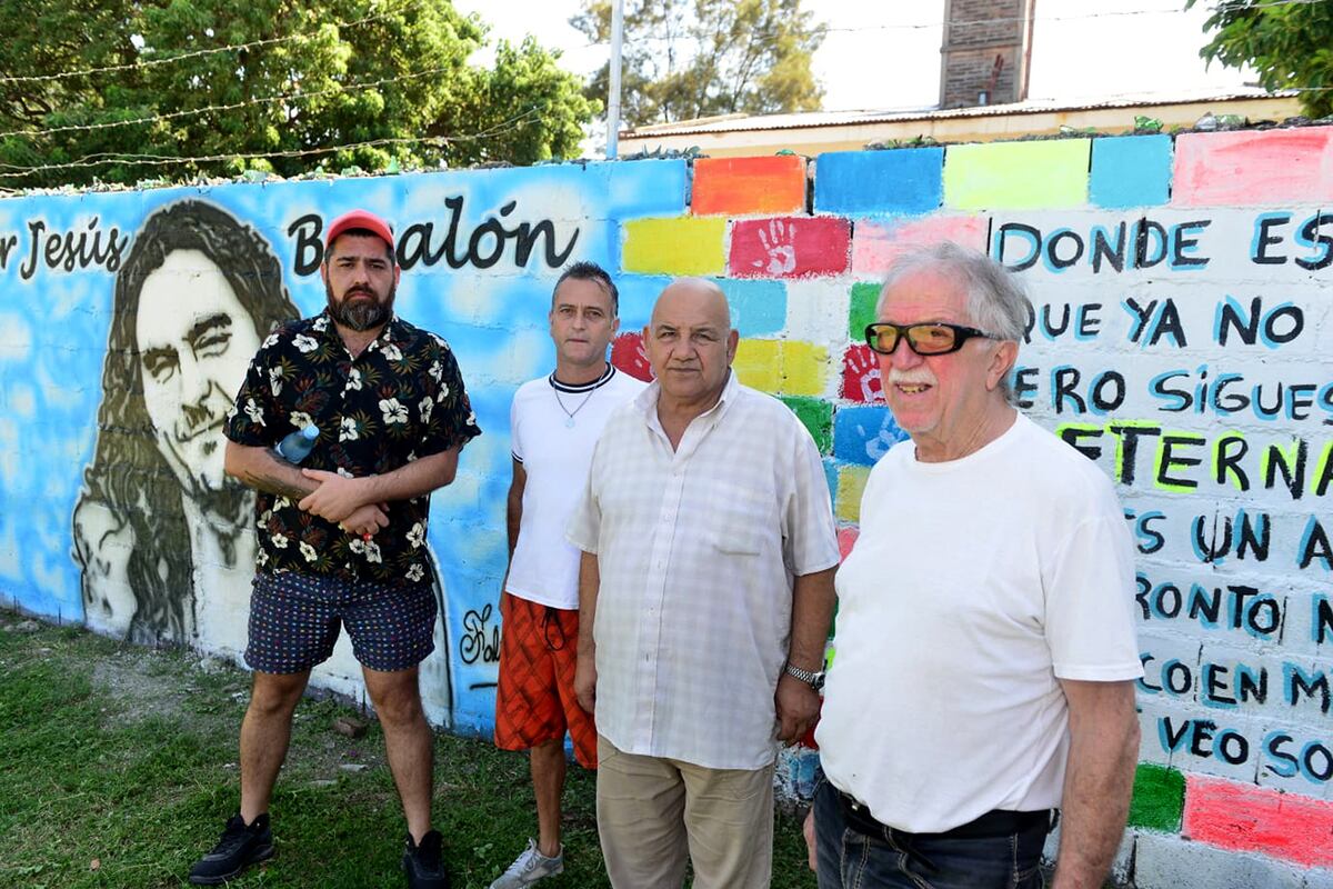 Homenaje. El papá de Javier Bocalón, con los amigos autores de la iniciativa. (José Gabriel Hernández / La Voz)